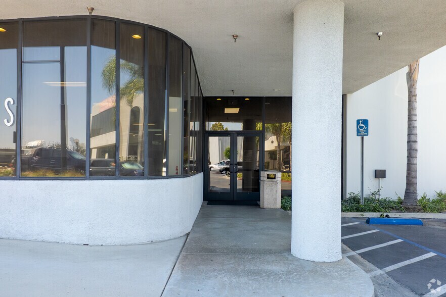 1631 Pomona Rd, Corona, CA à louer - Photo du bâtiment - Image 3 de 6