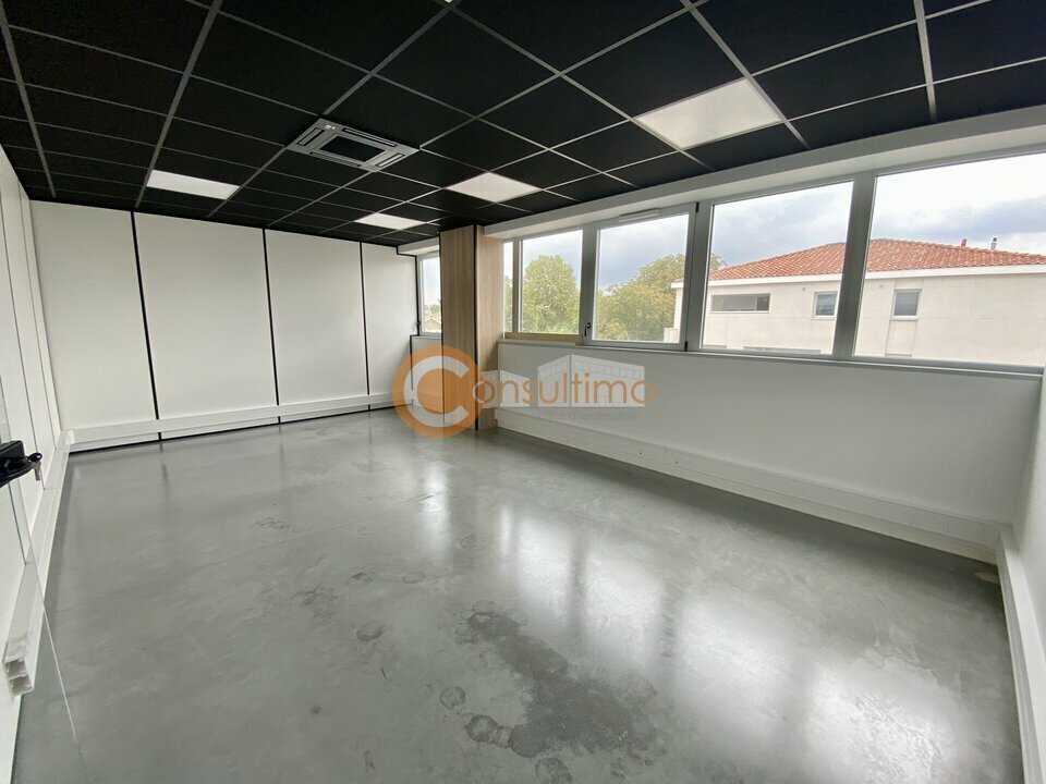 Office in Carbon-Blanc for lease Interior Photo- Image 1 of 9