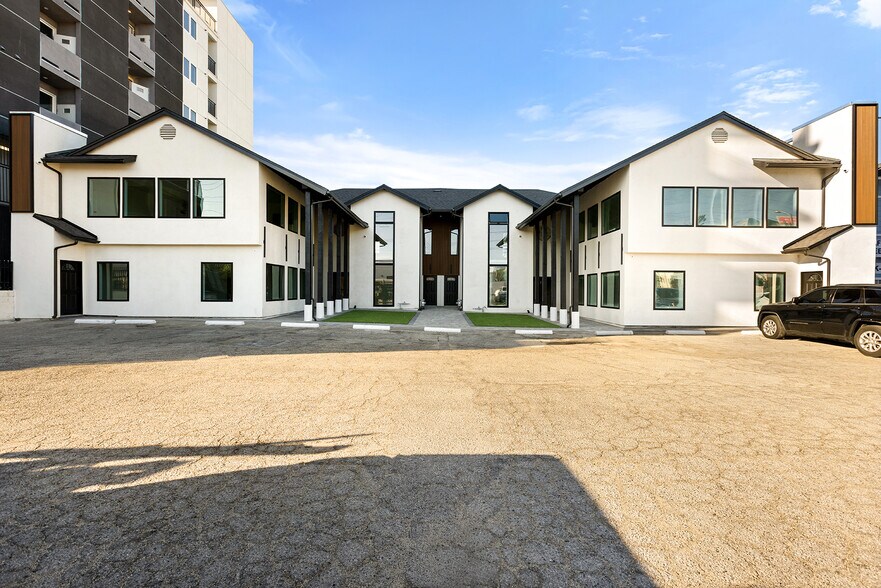 21107-21115 Vanowen St, Canoga Park, CA à louer - Photo du bâtiment - Image 1 de 8