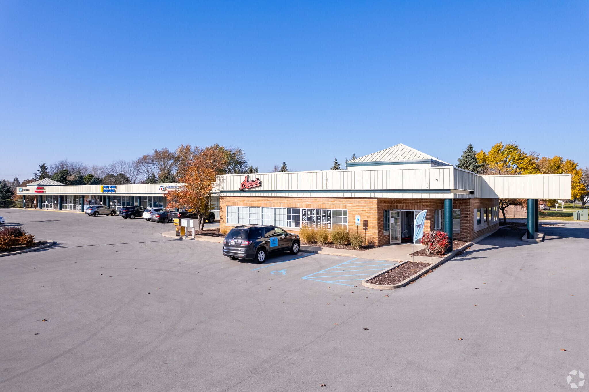 N64W24678 Main St, Sussex, WI à louer Photo du bâtiment- Image 1 de 9