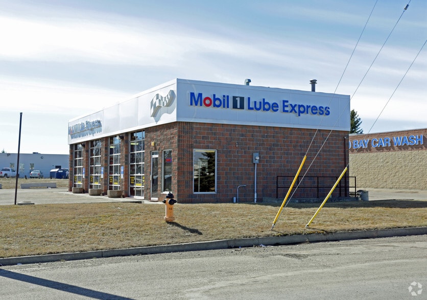 Em’s Lube Shop & Car Wash portfolio of 2 properties for sale on LoopNet.ca - Primary Photo - Image 2 of 2