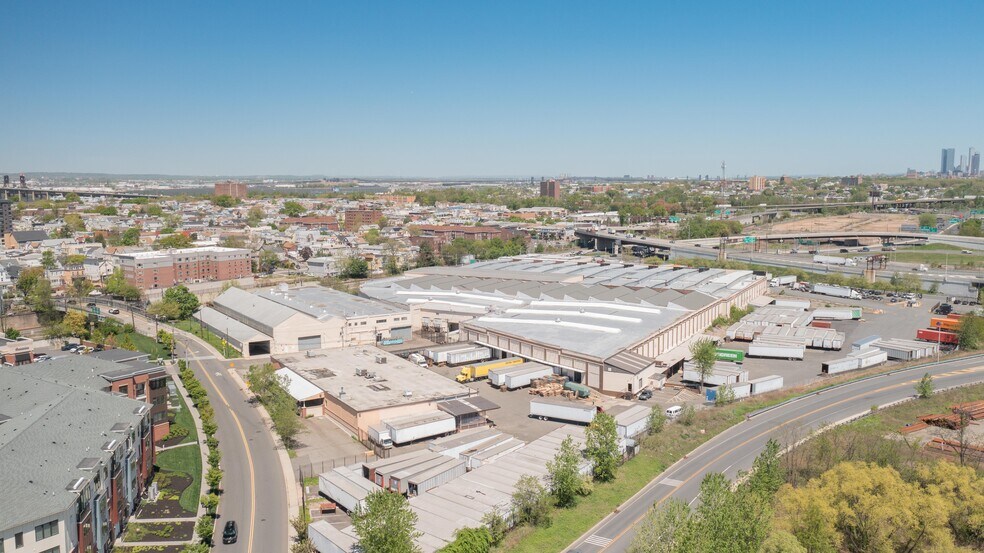 169 Pulaski St, Bayonne, NJ à louer - Photo du bâtiment - Image 2 de 5