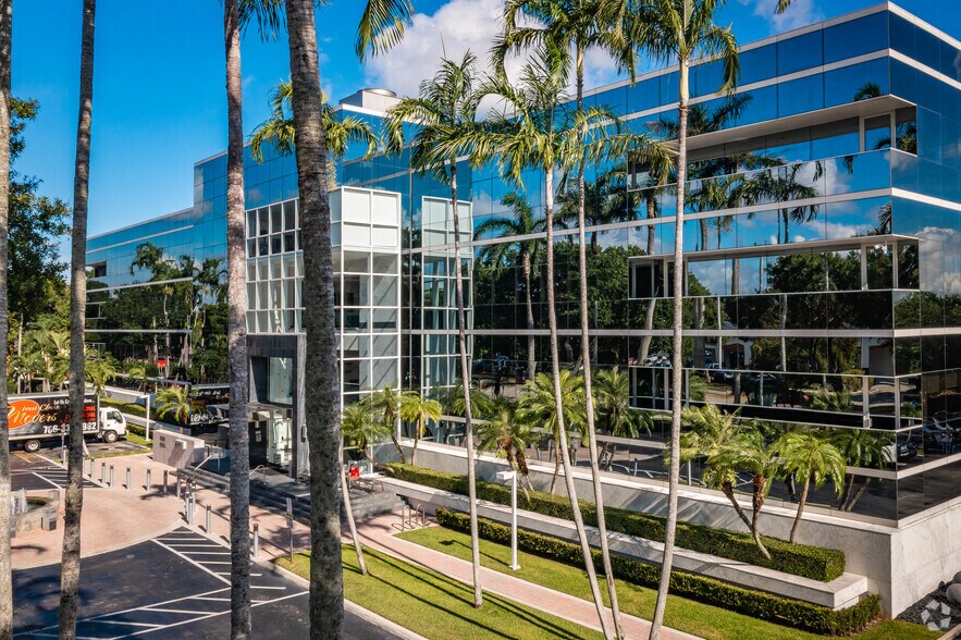 7975 NW 154th St, Miami Lakes, FL à louer - Photo du bâtiment - Image 3 de 13