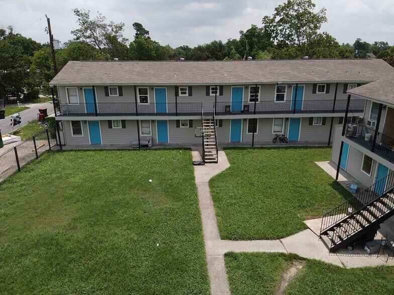 14302 Laredo St, Houston, TX à vendre - Photo du bâtiment - Image 3 de 5