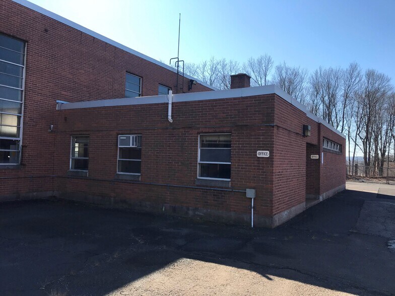 251 Freestone Ave, Portland, CT à vendre - Photo du bâtiment - Image 3 de 54