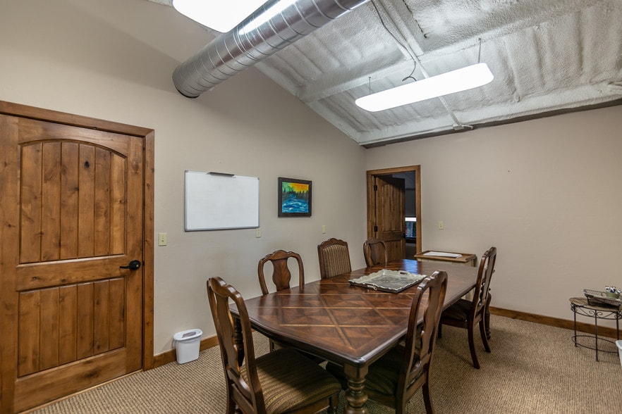 1520 E Eagle Rd, Weatherford, OK for sale - Interior Photo - Image 2 of 37