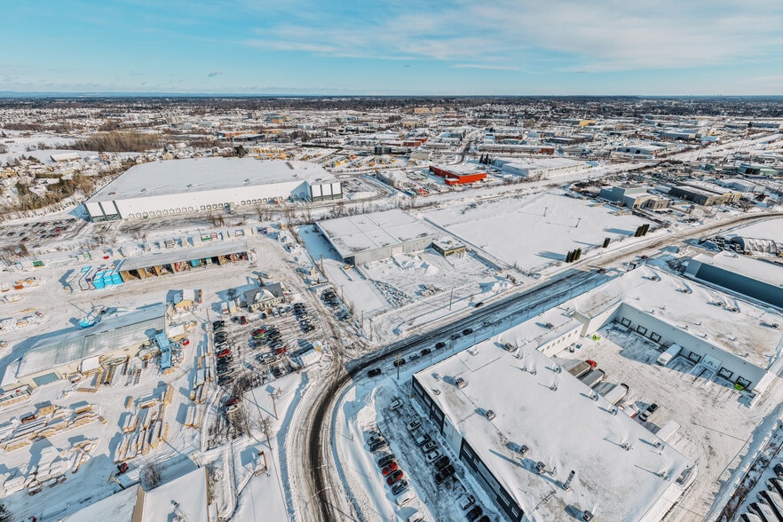 4200 Rue Marcel-Lacasse, Boisbriand, QC à louer - Photo du bâtiment - Image 3 de 8