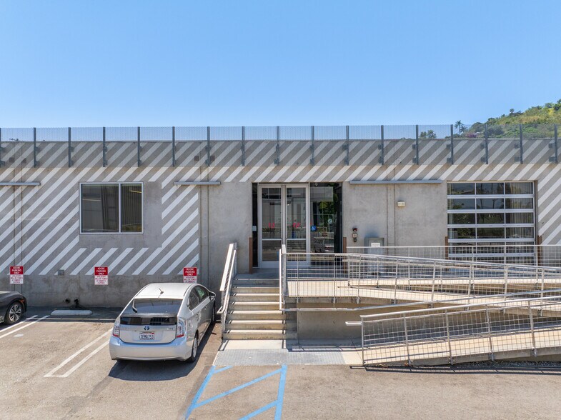 3640 Holdrege Ave, Los Angeles, CA à louer - Photo du bâtiment - Image 3 de 7