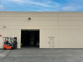 28303-28319 W Industry Dr, Valencia, CA for lease Building Photo- Image 2 of 6