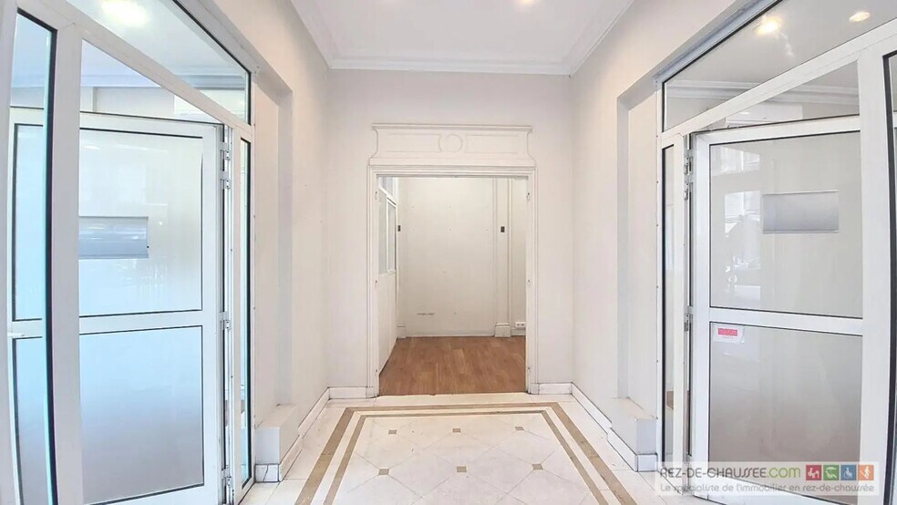 Retail in Paris for lease - Building Photo - Image 2 of 4