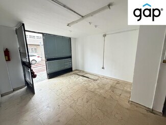 Plus de détails pour Multi-résidentiel à vendre