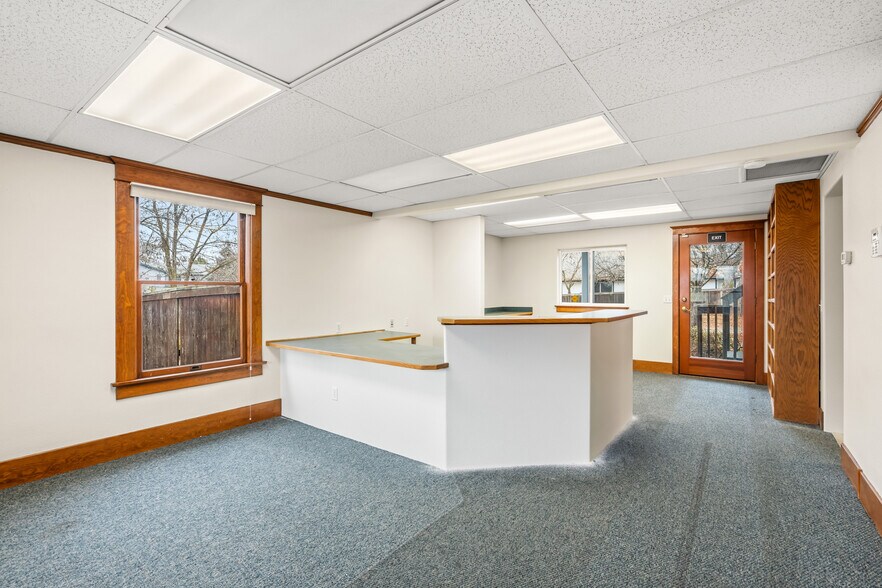 858 NE A St, Grants Pass, OR à vendre - Photo du bâtiment - Image 3 de 31