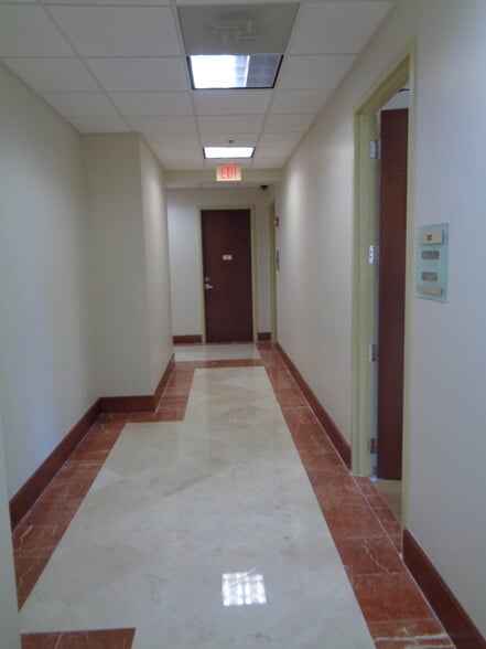5850 Coral Ridge Dr, Coral Springs, FL for lease - Interior Photo - Image 3 of 66