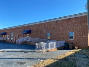 12 Wendy Ct, Greensboro, NC à louer Photo du bâtiment- Image 2 de 6