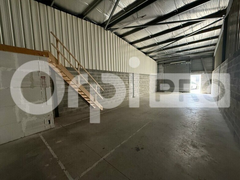 Flex in SAINT-JEAN-D'ILLAC for lease - Interior Photo - Image 3 of 5