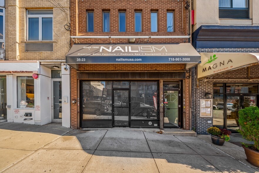 3523 Farrington St, Flushing, NY for lease - Building Photo - Image 1 of 1