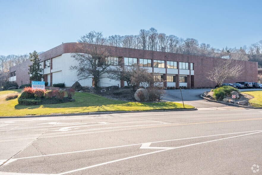 2 Harbor Park Dr, Port Washington, NY à louer - Photo du bâtiment - Image 3 de 5