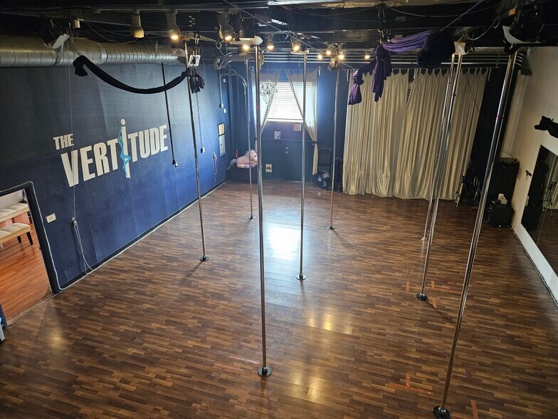 8511 Canoga Ave, Canoga Park, CA à louer - Photo du bâtiment - Image 3 de 9