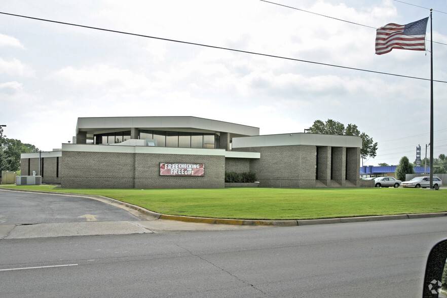 1500 S Midwest Blvd, Oklahoma City, OK à louer - Photo du bâtiment - Image 2 de 4