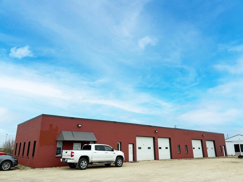 2011 Plessis Rd, Winnipeg, MB à vendre - Photo du bâtiment - Image 1 de 1
