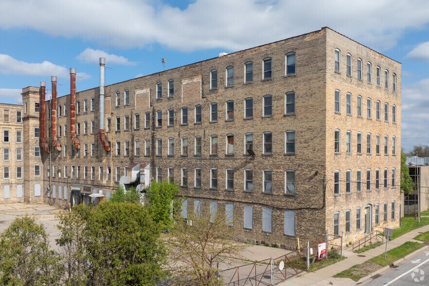 1661 Monroe Ave NW, Grand Rapids, MI à vendre - Photo du bâtiment - Image 2 de 9