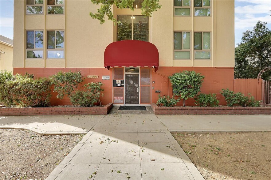 2320 P St, Sacramento, CA à vendre - Photo du bâtiment - Image 2 de 28
