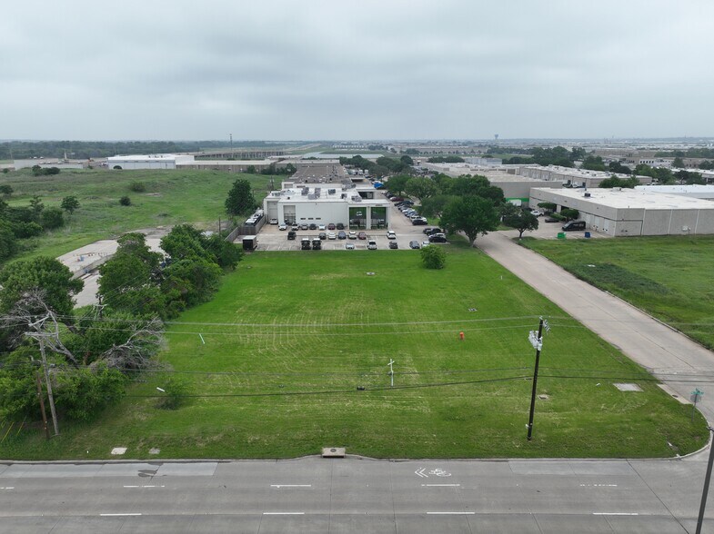 2465 McIver Lane, Carrollton, TX à vendre - Photo du bâtiment - Image 2 de 4