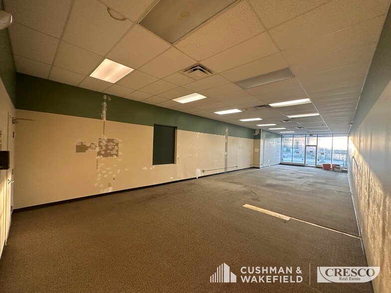 4660 Ridge Rd, Brooklyn, OH à louer - Photo du bâtiment - Image 3 de 4