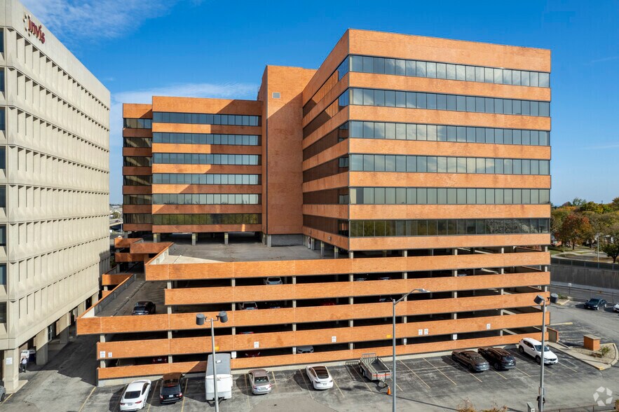 703 Evans Ave, Toronto, ON à louer - Photo du bâtiment - Image 3 de 7