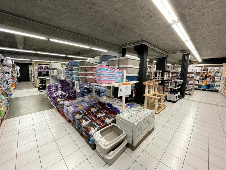Flex in Chaville for lease - Building Photo - Image 2 of 5