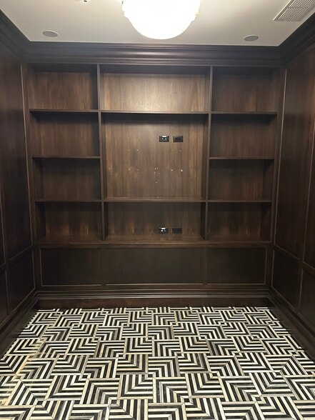 2 W Delaware Pl, Chicago, IL for lease - Building Photo - Image 2 of 11