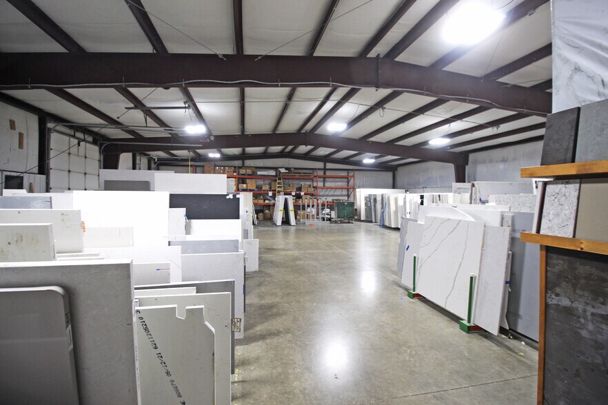 Pierceton Industrial Complex portefeuille de 2 propriétés à vendre sur LoopNet.ca - Photo du bâtiment - Image 3 de 4