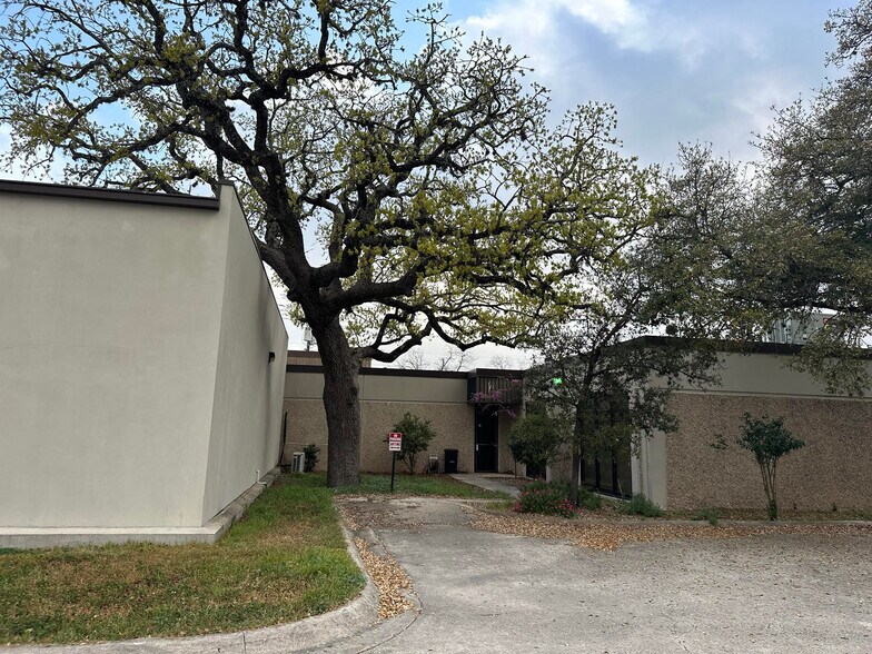 429 Jefferson St, Kerrville, TX à vendre - Photo du bâtiment - Image 3 de 32