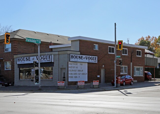 Plus de détails pour 2340 King St E, Hamilton, ON - Commerce de détail à vendre