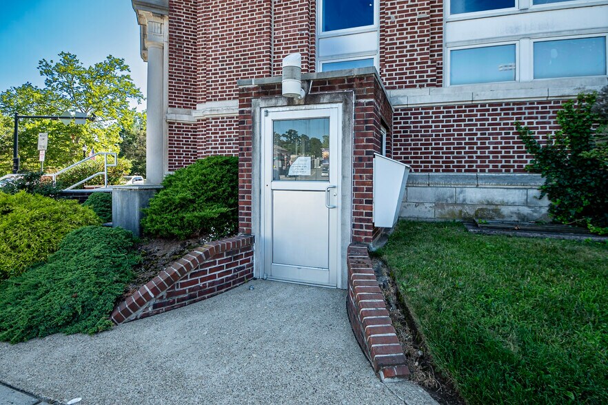 213 Chestnut St, Nutley, NJ à vendre - Photo du bâtiment - Image 3 de 32