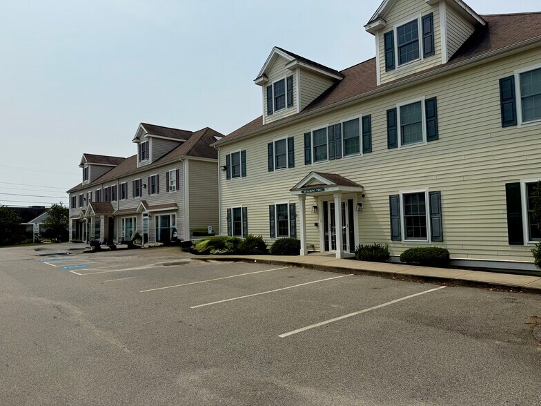 24 Spring Bars Rd, Falmouth, MA à louer - Photo du bâtiment - Image 3 de 9