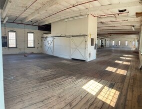 20 Ladd Ave, Florence, MA à vendre Photo du bâtiment- Image 2 de 2