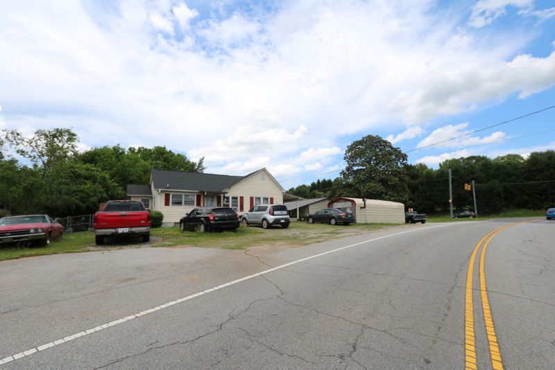 1101 N Main St, Greer, SC à vendre - Photo du bâtiment - Image 1 de 12