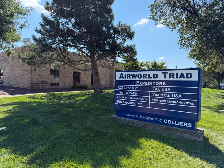 10747-10757 NW Ambassador Dr, Kansas City, MO for lease - Building Photo - Image 2 of 4