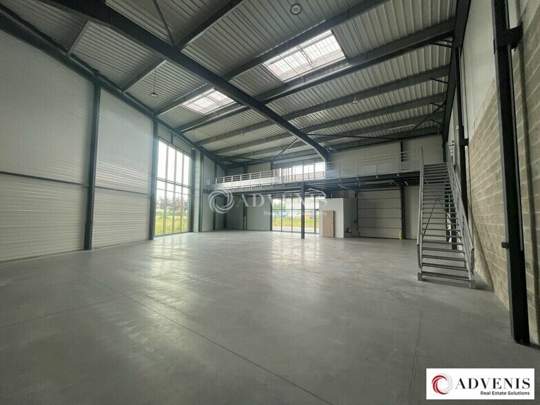Rue Newton, Tresses for lease - Interior Photo - Image 3 of 10