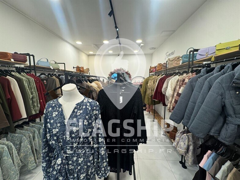 Retail in Paris for lease - Interior Photo - Image 2 of 9