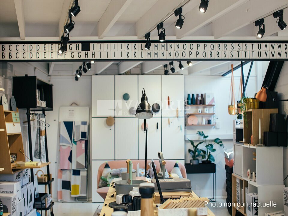 Retail in Lyon for lease Building Photo- Image 1 of 5