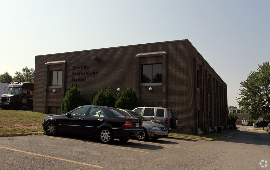 207 E Holly Ave, Sterling, VA à louer - Photo du bâtiment - Image 3 de 10