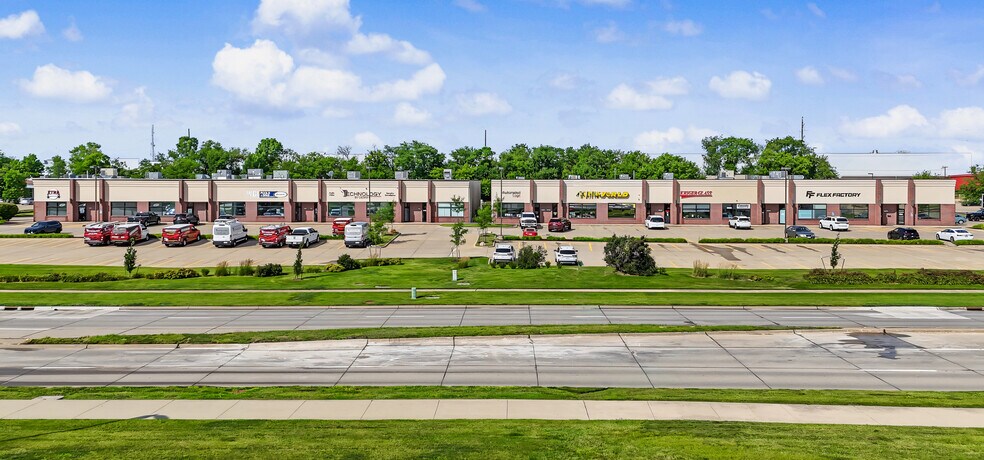 3934 NW Urbandale Dr, Urbandale, IA for lease - Building Photo - Image 1 of 5