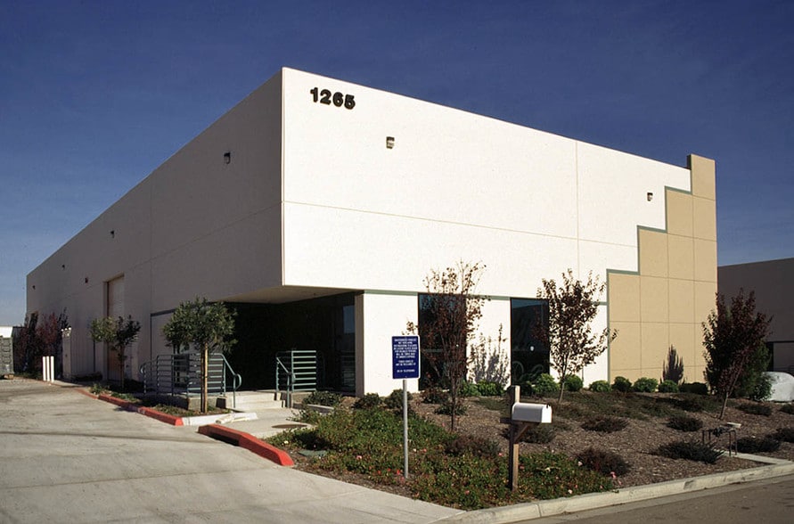 1265 Distribution Way, Vista, CA for lease - Building Photo - Image 2 of 7