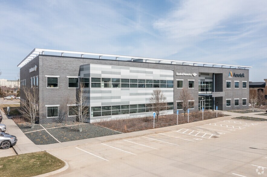 7545 Ashworth Rd, West Des Moines, IA à louer - Photo du bâtiment - Image 2 de 4