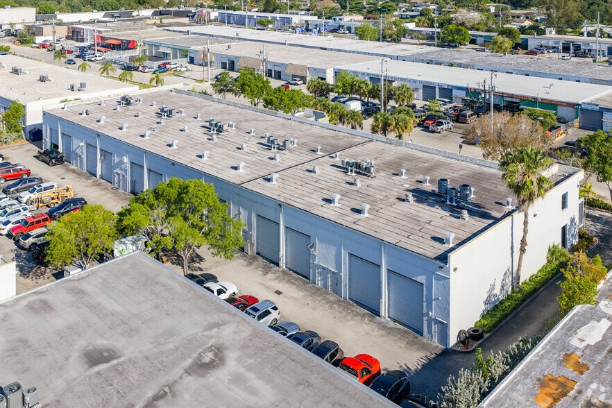 8830-8872 SW 129th Ter, Miami, FL à louer - Photo du bâtiment - Image 3 de 4