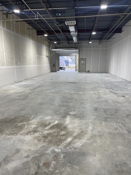 1306 E Hartman Ave, Omaha, NE for lease - Building Photo - Image 3 of 5