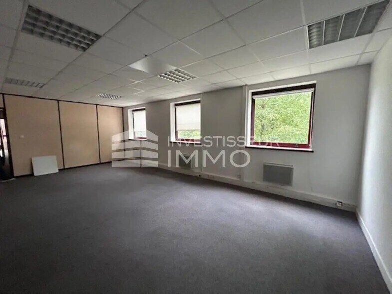 Office in Champs-sur-Marne for lease - Interior Photo - Image 1 of 5