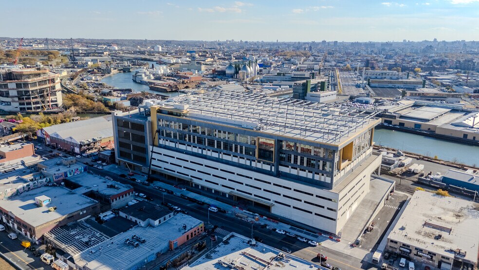 2330 Borden Ave, Long Island City, NY à louer - Photo du bâtiment - Image 1 de 23